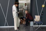 Die Chefin – Pathologin Inge Rüders (Tatja Seibt, l.) berichtet Vera Lanz (Katharina Böhm, r.) vom Tod des Opfers – wer könnte der Täter sein?