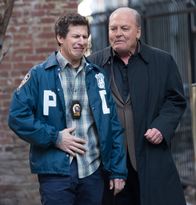 Brooklyn Nine-Nine – Jake Peralta (Andy Samberg, l.); Jimmy Brogan (Stacy Keach, r.)