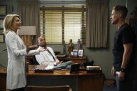 Code Black – Code Black Staffel 2, Folge 8 Konflikt über die Selbstbestimmung von Patienten: Kathleen Rose Perkins als Amanda Nolan, Boris Kodjoe als Dr. Will Campbell, Rob Lowe als Dr. Ethan Willis. Copyright: SRF/2016 ABC Studios