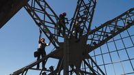 Terra X: Gustave Eiffel: Der Mann, der den Eiffelturm erfand – Seit seiner Erbauung hat der Eiffelturm neunzehn Farbschichten erhalten, also im Durchschnitt alle sieben Jahre eine. Diese Routine wurde von Gustave Eiffel selbst vorgeschrieben, um das Bauwerk vor Rost zu schützen.