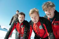 Die Bergretter – Mit Schrecken müssen Tobias (Markus Brandl, 2.v.l.), Toni (Martin Klempnow, 2.v.r.) und Michael (Robert Lohr, r.) zusehen, wie entschlossen sich Andreas Marthaler in größte Gefahr stürzt. Hans Baumann (Andreas Kiendl, l.) sieht aus dem Hintergrund zu.