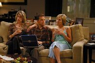 Two and a Half Men – Sind geschieden und auf einen neuen Mann aus: Gloria (Christine Dunford, l.) und Brooke (Tricia O'Kelley, r.) wollen Alan (Jon Cryer, M.) ...