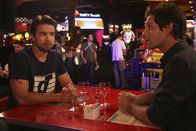 It's Always Sunny in Philadelphia – Können Dennis (Glenn Howerton, r.) und Mac (Rob McElhenney, l.) genug Geld erwirtschaften?