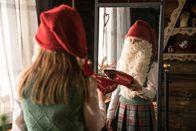 All I Want For Christmas – Lucias (Ella Testa Kusk) sehnlichster Wunsch ist es, selbst einmal Weihnachtsmann bzw. Weihnachtsfrau zu werden. Doch das dürfen traditionell nur die männlichen Schüler der Weihnachtsmannschule.
