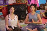 Crazy Ex-Girlfriend – Rebecca Bunch (Rachel Bloom, l.); Valencia Perez (Gabrielle Ruiz, r.)