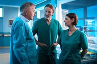 In aller Freundschaft – Dr. Martin Stein (Bernhard Bettermann, mi.) wird Dr. Roland Heilmanns (Thomas Rühmann, li.) Sohn Jakob operieren. Prof. Dr. Maria Weber (Annett Renneberg, re.) tut es leid, dass sie den Eingriff momentan nicht selbst übernehmen kann, doch sie wird Martin im OP zur Seite stehen.
