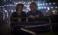 Crazy Fun Park – Mapplethorpe (Stacy Clausen, rechts) und Chester (Henry Strand) sind zusammen in einem Fahrgeschäft.