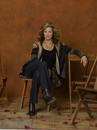 Last Man Standing – (2. Staffel) - Die studierte Geologin Vanessa Baxter (Nancy Travis) steigt beruflich wieder voll ein und überlässt die Kindererziehung ihrem Mann Ed ...