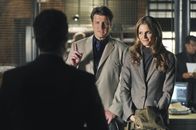 Castle – Der Mord an einem Regierungskritiker beschäftigt Castle (Nathan Fillion, M.) und Beckett (Stana Katic, r.). Bei den Ermittlungen stoßen sie auf Jared Stack (Carlos Bernard, l.), der für eine Sondereinheit direkt unter dem Generalstaatsanwalt arbeitet und etwas zu verbergen haben zu scheint ...