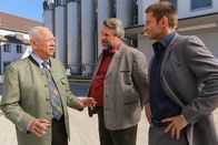 Die Rosenheim-Cops – Der Chef der Firma, Josef Kreitinger (Peter Lerchbaumer, l.), gerät ins Visier der Kommissare Hansen (Igor Jeftic, r.) und Stadler (Dieter Fischer, M.).