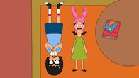 Bob's Burgers – Die bekannte Boyband "Boyz 4 Now" tritt auf. Louise (r.) kann den Hype darum überhaupt nicht verstehen und würde niemals auch nur einen Schrei bei einem solchen Event verschwenden. Als sie dann mit Tina (l.) das Konzert besucht kommt alles jedoch ganz anders ...