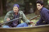 Gilmore Girls – Jess (Milo Ventimiglia, r.) soll zum Gilmore-Abendessen mitkommen, taucht aber viel zu spät und mit einem Veilchen dort auf. Er traut sich jedoch nur Luke (Scott Patterson, l.) zu erzählen, wie er das blaue Auge bekommen hat ...