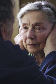 Liebe – Georg (Jean-Louis Trintignant) und Anna (Emmanuelle Riva; Bild) sind um die 80, kultivierte Musikprofessoren im Ruhestand. Die Tochter, ebenfalls Musikerin, lebt mit ihrer Familie im Ausland. Eines Tages hat Anna einen Anfall - Beginn einer Bewährungsprobe für die Liebe der Beiden.