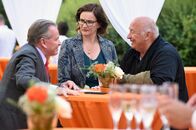 Um Himmels Willen – Huber (Wolfgang Müller, r.) will seinen Spezl Wöller (Fritz Wepper, l.) überreden mit zum Oldtimertreffen zu kommen. Seine Freundin Isolde (Annette Paulmann, M.) ist dagegen