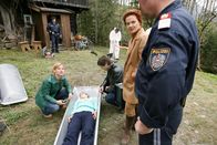 SOKO Kitzbühel – (v.li.) Kristina Sprenger (Karin Kofler), Jaschka Lämmert (Anka Kubelik), Andreas Kiendl (Klaus Lechner), Christine Klein (Dr. Haller), Ferry Öllinger (Kroisleitner).