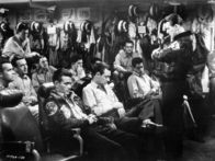 Die Brücken von Toko-Ri – William Holden (Lt. Harry Brubaker, re.).