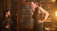 Sherlock & Daughter – Sherlock Holmes (David Thewlis, r.) und Amelia Rojas (Blu Hunt, l.)