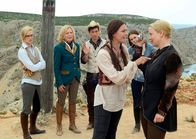 Winnetous Weiber – Zwischen Simone (Teresa Weißbach, li.), Elisabeth (Maren Kroymann, 2. v. li.), Alejandro (Marko Petrić), Maren (Nina Kronjäger), Nora (Josephin Busch, 2. v. re.) und Gabriele (Floriane Daniel, re.) kommt es immer öfter zu hitzigen Diskussionen.