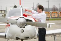 Mayday - Alarm im Cockpit – John F. Kennedy Jr. (gespielt von Harmon Walsh) führt kurz vor dem Start auf dem Weg nach Martha's Vineyard am 16. Juli 1999 einen Rundgang durch. Kennedy, seine Frau Carolyn Bessette-Kennedy und ihre Schwester Lauren Bessette kamen alle ums Leben, als die Piper Saratoga in den Atlantik stürzte.