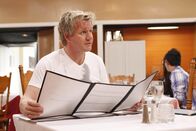 In Teufels Küche mit Gordon Ramsay – Gordon Ramsay möchte den Besitzern des Kingston Cafés helfen, denn sonst könnten sie ihr Lebenswerk für immer verlieren ...