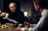 Fargo - Blutiger Schnee – Der Autoverkäufer Jerry Lundegaard (William H. Macy, r.) steckt in finanziellen Schwierigkeiten. Doch selbst sein reicher Schwiegervater (Tony Denman, l.) will ihm nicht helfen. Da kommt ihm eine fatale Idee: Er lässt kurzerhand seine Frau entführen, um an das Geld ihres Vaters zu kommen ...