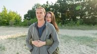 SOKO Wismar – Auch Malte Röper (Frédéric Brossier, l.) und Paula Liedke (Laura Vietzen, r.) haben etwas zu verbergen. Vor allem voreinander. Was ist wirklich am Strand in der Mordnacht geschehen? Malte schien seiner Freundin jedenfalls gehörig misstraut zu haben, denn er hat sie bei ihrem Treffen mit dem toten Leon beobachtet. Folglich waren beide um die Tatzeit am Tatort. Doch wer von beiden hat Leon auf dem Gewissen?