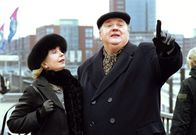 Der Dicke – Christina Ehrenberg (Gisela Schneeberger, l.) hat ihren Ex-Mann Gregor (Dieter Pfaff, r.) um ein Gespräch unter vier Augen gebeten. Sie treffen sich am Hamburger Hafen.