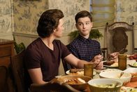 Young Sheldon – Georgie Cooper (Montana Jordan, l.); Sheldon Cooper (Iain Armitage, r.)