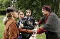 Mord mit Aussicht – Die "Dorfhexe" Rosalie Rosen (Annekathrin Bürger, r.) erzählt Sophie Haas (Caroline Peters, l.), Bärbel Schmied (Meike Droste, 2.v.l.) und Dietmar Schäffer (Bjarne Mädel, 2.v.r.), dass ihr der lang verstorbene Graf von Havelstein auf dessen Burg erschienen sei.