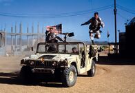 Three Kings – 1999, im Irak endet der Golfkrieg. Drei US-Soldaten (v.l.n.r.: George Clooney, Ice Cube und Mark Wahlberg) denken nicht daran heimzufahren, ehe sie nicht den geheimen Goldschatz gefunden haben, den angeblich Saddam Hussein in Kuwait zusammengestohlen hat ...