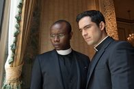 The Exorcist – Bei seinem Besuch in Chicago macht Pater Bennett (Kurt Egyiawan, l.) eine erschreckende Beobachtung. Wird er sich danach auf Pater Tomas' (Alfonso Herrera, r.) Seite stellen und den gewünschten Exorzismus unterstützen?