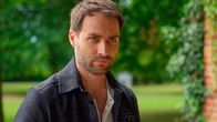 Rote Rosen – Daniel (Daniel Fritz m.) fühlt sich Richard (Florian Odendahl) verraten, weil der die Übernahme von Kaiser & Mahler durch die EmKa forciert hat.