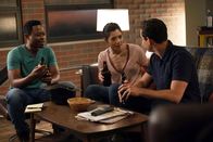 Chicago Fire – Entspannte Runde: (l-r) Daniel Kyri als Darren Ritter, Hanako Greensmith als Violet Mikami, Alberto Rosende als Gallo