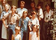 Die Waltons – Der Walton-Clan: Großvater Sam (Will Geer, l.), Großmutter Ester (Ellen Corby, 2.v.l.), Olivia (Michael Learned, hinten 4.v.l.), John (Ralph Waite, hinten 3.v.r.), John-Boy (Richard Thomas, hinten r.), Mary Ellen (Judy Norton-Taylor, M.), Jim-Bob (David W. Harper, unten l.), Ben (Eric Scott, Mitte r.), Jason (Jon Walmsley, Mitte l.), Erin (Mary Beth McDonough, vorne r.) und Elizabeth (Kami Cotler, hinten 2.v.r.)