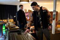 SOKO Stuttgart – Hat der Stuttgarter Rapper Marc Jessner (Bastian Hagen, r.) – aka Botnang Style – nach einem Streit den Museumsdirektor Dr. Kilian Stöger erschlagen? Seine gewaltverherrlichenden und frauenfeindlichen Rap-Texte lassen Jo Stoll (Peter Ketnath, l.) jedenfalls aufhorchen.