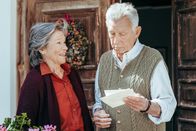 Die Bergretter – Monika Winkler (Tina Engel) hat eine Überraschung für Franz (Heinz Marecek).