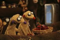 Unser Sandmännchen – Eine Ameise macht sich am Obst von Jan und Henry zu schaffen.