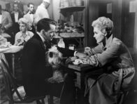 Pal Joey – Der Herumtreiber Joey Evans (Frank Sinatra) kommt ohne einen Cent nach San Francisco und versucht sein Glück in einem Nachtclub. Tatsächlich steigt er bald zum erfolgreichen Entertainer auf. Doch die Sängerin Linda English (Kim Novak, rechts), in die er sich verliebt, kann Joey mit seinem Ruhm nicht beeindrucken.