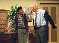 Der Neujahrsempfang – Hannes (Albin Braig) übt mit dem Bürgermeister (Karlheinz Hartmann), wie man sich beim Neujahrsempfang der Landesregierung benimmt. "Dinner for more"