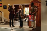 Last Man Standing – Als Werbeplakate von Carol (Erika Alexander, l.) verschwinden, sucht sie sofort (Jonathan Adams, r.) Vanessa (Nancy Travis, M.) und Mike auf ...