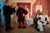 Mord mit Aussicht – Marie (Katharina Wackernagel, M.) und Heino (Sebastian Schwarz, 2.v.r.) sprechen auf der Kuschelparty mit Luzia (Eva Verena Müller, r.) und Steffen (Matthias Bundschuh, l.).