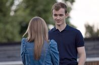 You & Me – Ben (Harry Lawtey) findet in Emma jemanden, der Verständnis für seine Situation hat.