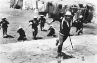 Rio Grande – An der Spitze seiner Soldaten stürmt Colonel Kirby Yorke (John Wayne in dem Film von John Ford " Rio Grande ") die Treppe empor, um die von Indianern geraubten Kinder zu retten.