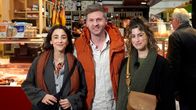 Expedition in die Heimat – Stuttgart gilt dank seiner Lage als eine der schönsten und sehenswertesten Großstädte Deutschlands. Die Stuttgarter Eisköniginnen Ann Sophie und Abla Alaoui in der Markthalle mit Johannes Zenglein.