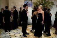 How I Met Your Mother – Ted (Josh Radnor, l.) und die anderen besuchen eine Spendenaktion im Naturkundemuseum. Dabei trifft Ted Zoey (Jennifer Morrison, r.) wieder und lernt eine ganz neue Seite von ihr kennen ...
