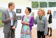 Die Rosenheim-Cops – Isolde Daritz (Bettina Bütow-Hauenschild, r.) veranstaltet eine Ausstellung in ihrer Pension, zu der auch Felix Seitz (Gábor Biedermann, l.), Stockl (Marisa Burger, 2.v.l.) und Marie (Karin Thaler, 2.v.r.) eingeladen sind. Honorarfrei - nur für diese Sendung bei Nennung ZDF und Christian A. Rieger