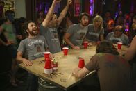 It's Always Sunny in Philadelphia – Haben Charlie (Charlie Day, l.), Dennis (Glenn Howerton, 2.v.l.), Mac (Rob McElhenney, M.), Dee (Kaitlin Olson, 2.v.r.) und Frank (Danny DeVito, r.) überhaupt eine Chance im Becherschnipp-Wettbewerb?; Haben Charlie (Charlie Day, l.), Dennis (Glenn Howerton, 2.v.l.), Mac (Rob McElhenney, M.), Dee (Kaitlin Olson, 2.v.r.) und Frank (Danny DeVito, r.) überhaupt eine Chance im Becherschnipp-Wettbewerb?
