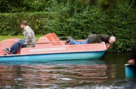 Die Frau in Blau – Bei der Tretbootfahrt glaubt Alfred (Joachim Król), seine tote Frau im Wasser zu sehen. Dass er sich dabei aus dem Boot beugt, macht Ulf (Simon Rupp) nervös.