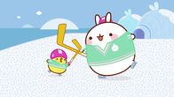 Molang – Molang und Piu Piu spielen Hockey auf einem zugefrorenen See.