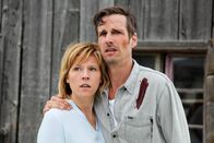 Treibjagd im Dorf – Franziska Weisz (Irene Wolf), Max von Thun (Franz Wolf).